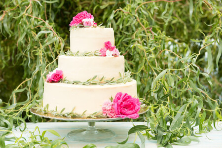 Ehető virágok az esküvői tortán – 15 virág különös ízvilága