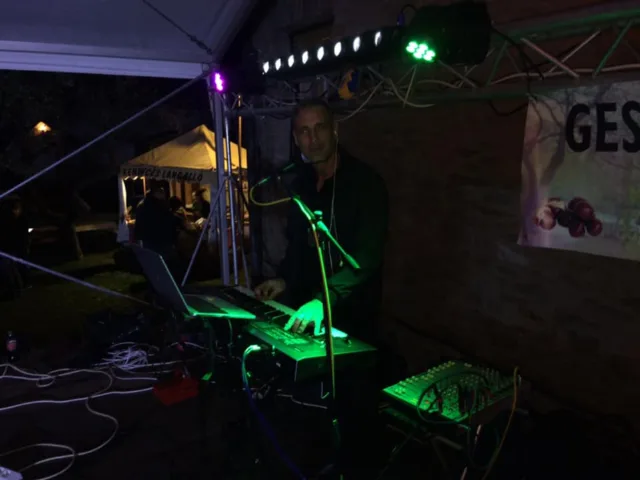 “Türk Music Production” Türk Attila “Dj Fu-sher” Zenész & Esküvői Dj. egyszemélyben