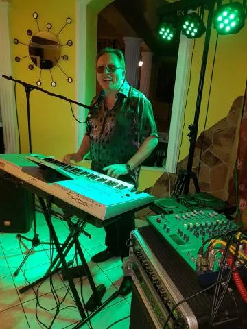 "Anton" Laci zenész, és DJ - 1
