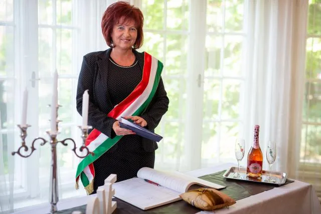 Kövesdi Anikó szertartásvezető és koordinátor