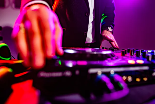 Esküvői DJ és Ceremóniamester páros - 2