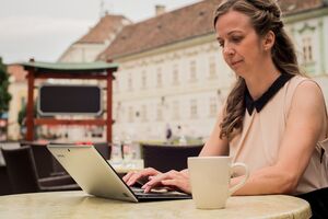 Mártonné Beke Éva szertartásvezető és ceremóniamester