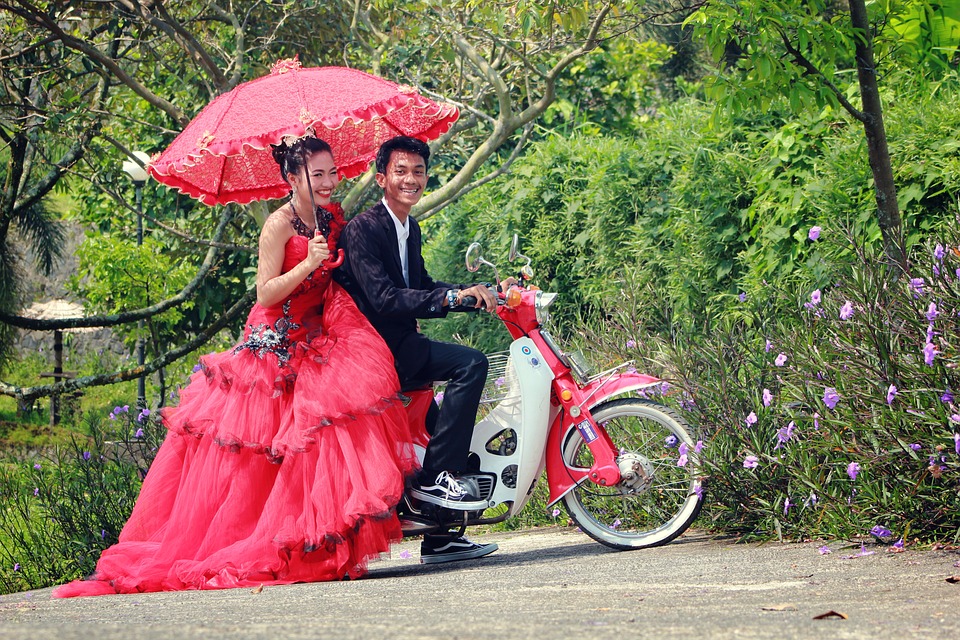 piros menyasszonyi ruha